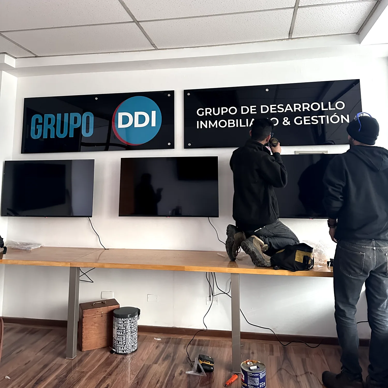 Volumétricas , letras 3D , letras en acero inoxidable - fabricación e instalación